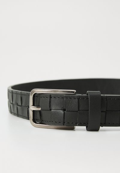 Zwarte geweven leren riem met een zilverkleurige metalen gesp en een glad, plat band met stikdetails en meerdere maattags.