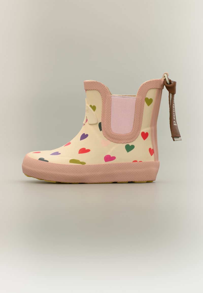 Παιδική ροζ γαλότσα με πολύχρωμα σχέδια καρδιών, ανάγλυφη σόλα, ελαστικές πλευρικές επενδύσεις και καφέ ταινία για τράβηγμα στο πίσω μέρος.
