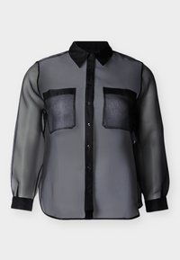 Μαύρη διάφανη μπλούζα με μακριά μανίκια, με μονόχρωμο γιακά, μανσέτες, λωρίδα με κουμπιά και δύο τσέπες στο στήθος, παρουσιάζεται σε απλό φόντο.