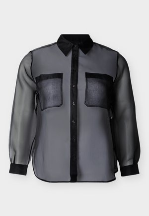 Czarna przezroczysta bluzka z długim rękawem z jednolitym kołnierzem, plisą z guzikami, mankietami i dwoma kieszeniami na piersi, pokazana na jednolitym tle.