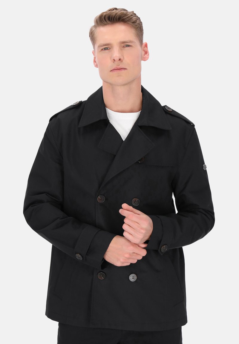 Sort dobbeltradet jakke med store revers, knapdetaljer og sidelommer. Lavet af glat stof med en struktureret pasform.