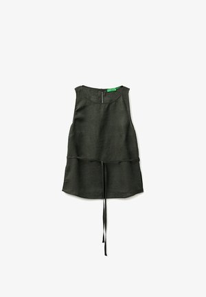 Mouwloos donkergroen linnen topje met ronde hals en dunne strikceintuur in de taille, plat liggend op een witte achtergrond.