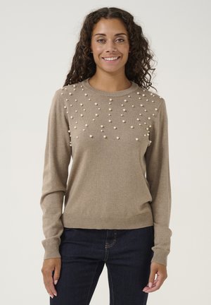 Lichtbruin sweater met ronde halslijn, voorzien van verspreide witte parelaccenten op de voorkant en ribbelmanchetten en -zoom.