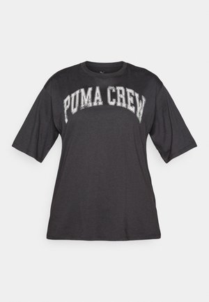 Camiseta de manga corta gris oscuro con "PUMA CREW" impreso en grandes letras blancas desgastadas en el pecho.