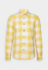 Camisa de hombre de manga larga con botones, de patrón a cuadros en amarillo y blanco, con botones negros y un cuello clásico.