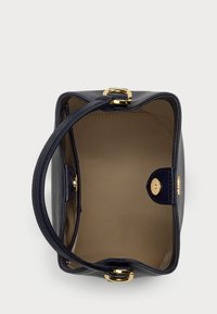 Bolsa de couro azul marinho com ferragens douradas. Forma quadrada, textura suave, interior aberto forrado com tecido bege. Alça única na parte superior para transporte.