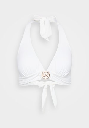Biały stanik bikini z wiązaniem na szyi, marszczonym materiałem i okrągłym złotym emblematem na środku. Gładka faktura i minimalistyczny design.