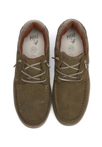Scarpe in suede verde oliva con fodera in tessuto marrone, punta rotonda e cuciture a contrasto beige. Presentano lacci e dettagli logo sul lato.