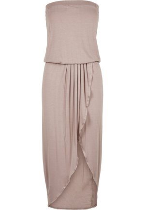 Trägerloses, hellbeiges Kleid aus weichem Stoff, taillierter Oberteil, drapiertes Design mit Falten, knielang, glatte Textur, minimalistische Details.