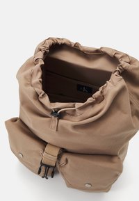 Calvin Klein Jeans SPORT ESSENTIALS FLAP  - Mochila - savannah tan