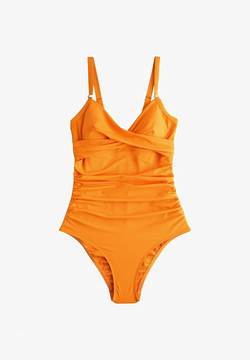 Costume intero arancione con spalline regolabili, fianchi arricciati e scollo a V incrociato su sfondo bianco.