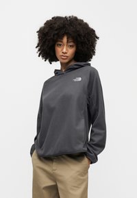 Γκρι φλις φούτερ με κουκούλα και άνετη εφαρμογή, με μπροστινή τσέπη και διακριτικό λογότυπο στο στήθος. Ομαλή υφή, μακριά μανίκια.