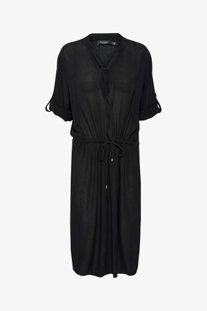 Svart klänning med korta ärmar och V-ringning, knäppning fram och elastisk midja. Tillverkad av lätt, genomskinligt tyg med dragsko och metalliska detaljer.