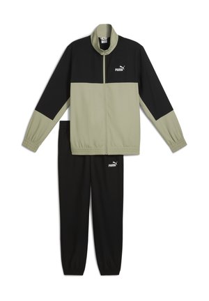 Chándal compuesto por un diseño en verde oliva claro y negro. Con chaqueta con cremallera y pantalones con cintura elástica. Logo de Puma visible.