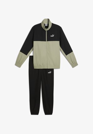 Chándal compuesto por un diseño en verde oliva claro y negro. Con chaqueta con cremallera y pantalones con cintura elástica. Logo de Puma visible.