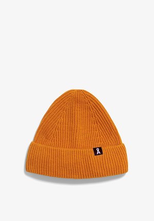 Orange gestrickte Mütze mit umgeschlagenem Saum, ausgestattet mit einem kleinen schwarzen Etikett mit einem weißen Logo. Die Textur ist gerippt und weich.