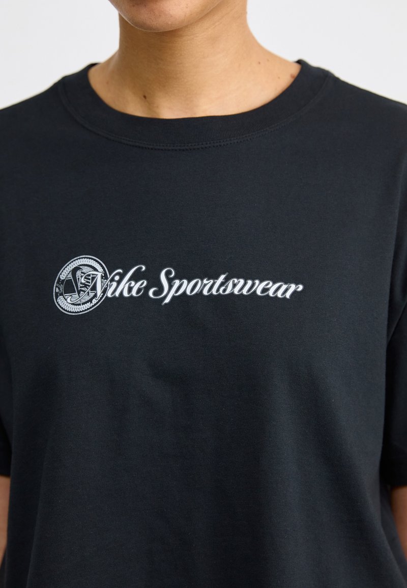 T-shirt in cotone nero con testo e logo "Vice Sportswear" ricamati in bianco sulla parte anteriore, con un classico collo rotondo e maniche corte.