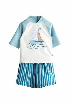 Detský plavecký set s bledomodrým raglánovým tričkom proti slnku s motívom plachetnice a modro pruhovanými plaveckými šortkami.