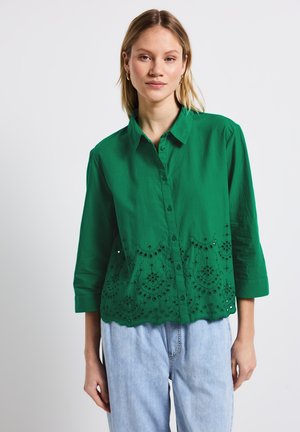 Groene katoenen shirt met driekwartmouwen, geborduurde bloemenpatronen aan de zoom, knoopsluiting aan de voorkant en gegolfde rand.