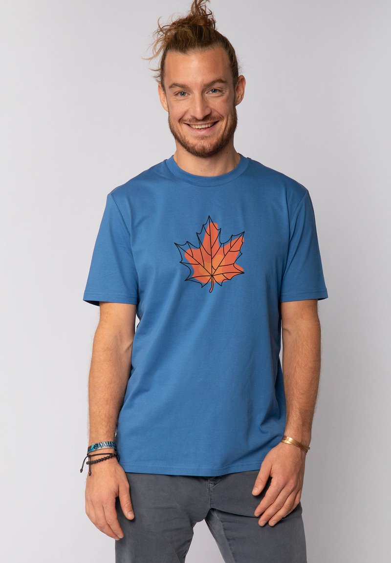 Blauwe t-shirt met een grafisch ontwerp van een oranje esdoornblad in het midden. De stof lijkt zacht, met korte mouwen en een klassieke ronde hals.
