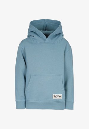 Hætteblå sweatshirt lavet af blødt stof med en frontlomme, ribbede manchetter og et logo-patch nederst.