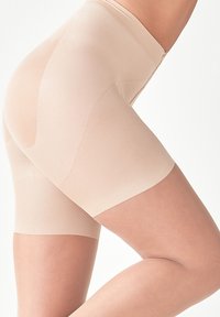 Beige moldende shorts gemaakt van glad, rekbaar materiaal met een hoge tailleband, die tot halverwege de dijen dekking biedt met een lichte textuur.