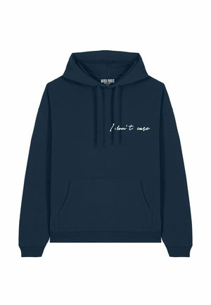 Felpa in cotone blu navy con cappuccio regolabile, tasca a marsupio e la scritta "Non mi interessa" stampata in corsivo bianco sul davanti.