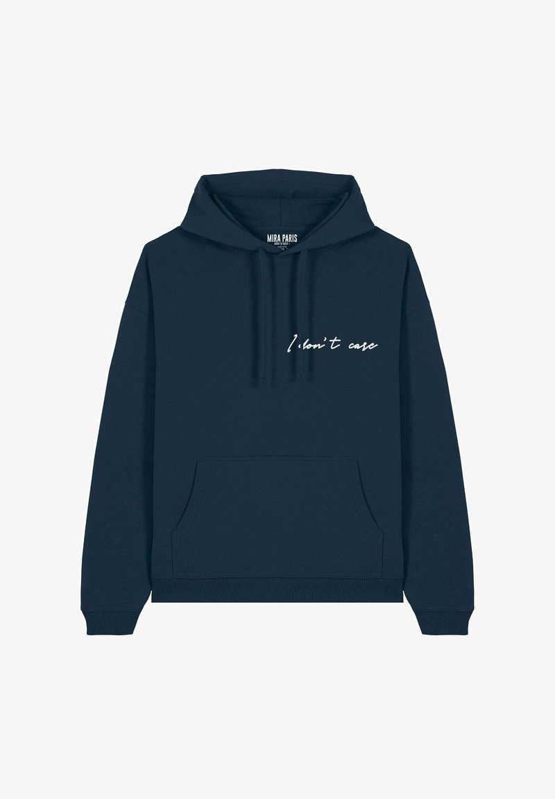 Marineblauwe katoenen hoodie met een trekkoordcapuchon, kangoeroezak en "I don't care" in witte sierlijke letters op de voorkant gedrukt.