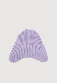 Adīta beanie cepure mīkstā lavandas krāsā, ar ribotu tekstūru un unikālu pagarinātu vizieri papildu aizsardzībai.