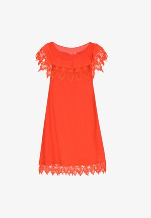 Félfényes narancssárga ruha texturált anyagból, csipkével díszített kivágással és szegéllyel, valamint rövid, hullámos ujjakkal.