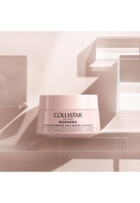 Collistar Rigenera anti-agekräm i en ljusrosa burk med svart text, slät yta, rund form, placerad på en ljusrosa bakgrund.