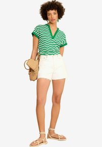 Unausgewählt, green and white wave stripe