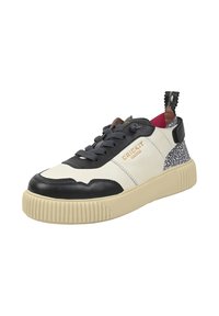 La sneaker presenta un corpo in pelle bianca con punta e tallone in pelle nera, lacci grigi, suola in crema texturizzata e un accento grigio a motivo.