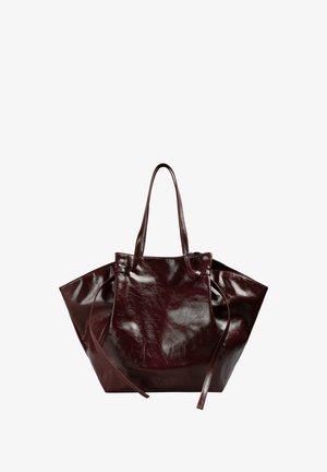 Bolso tote de cuero burdeos con un acabado brillante, parte superior abierta y dos asas largas. Presenta detalles laterales fruncidos para mejorar la forma.