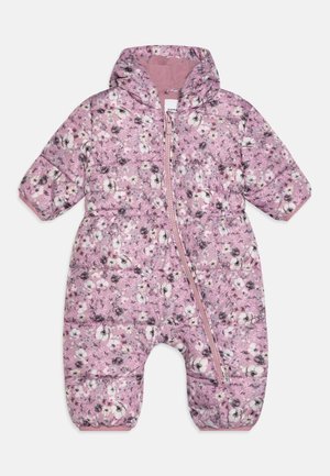 Polstret lyserødt overall med blomsterprint, lynlås og hætte. Har elastiske manchetter og et blødt foer for varme og komfort.