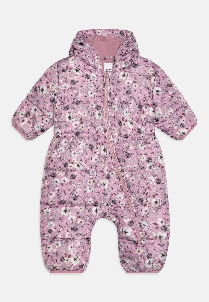 Combinaison rose rembourrée avec motif floral, fermeture éclair et capuche. Dotée de poignets élastiques et d'une doublure douce pour la chaleur et le confort.