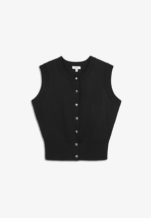 Zwarte mouwloze vest gemaakt van breikatoen, met een ronde halslijn, een sluiting aan de voorkant met zilveren knopen en een geribde onderzoom.