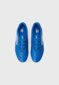 Scarpe da calcio blu con una superficie sintetica liscia, design testurizzato e accenti bianchi. Presentano lacci e perforazioni per la traspirabilità.