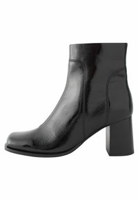 Bottine noire en cuir brillant, avec un bout carré, un talon bloc et des coutures discrètes pour un design minimaliste.