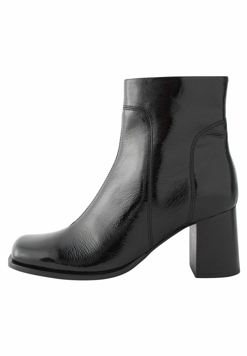 Bottine noire en cuir brillant, avec un bout carré, un talon bloc et des coutures discrètes pour un design minimaliste.