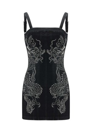 Zwarte denim mini-jurk met ingewikkelde witte draak borduursels aan de voorkant, verstelbare banden en een aansluitende pasvorm.