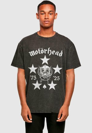 Sort bomulds T-shirt med en falmet tekstur, med et centralt grafik af et kranium og stjerner, samt "motörhead" tekst i hvid.