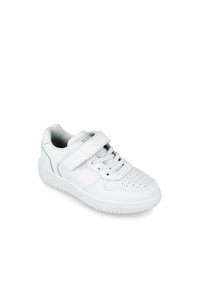 Zapatilla deportiva blanca hecha de material sintético, con puntera perforada, cordones en la parte frontal y correas de velcro ajustables. Suela de goma plana.