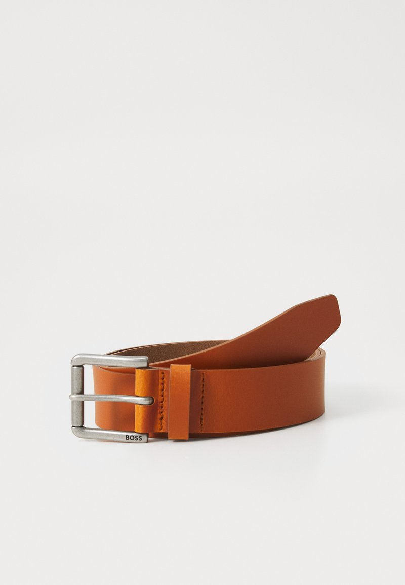 Ceinture en cuir brun avec une boucle argentée à double ardillon et une finition lisse. Comprend une étiquette de marque près de la boucle.