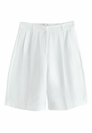 Valged põlveni ulatuvad kohandatud lühikesed püksid vööaasade ja küljetaskutega, esitatud ühtlase valge tausta ees.