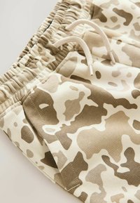 Unselected, camouflage