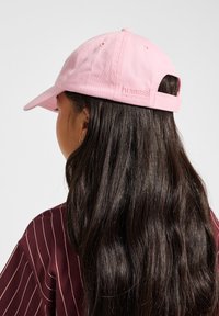 Rosa Baumwoll-Baseballmütze mit gebogenem Schirm und verstellbarem Riemen, ausgestattet mit geprägt Markenlogo auf der Rückseite und einem klassischen Design.