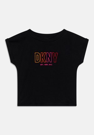 Sort kortærmet croppet t-shirt med farverigt broderet "DKNY" logo og "EST. 1989. NYC" tekst på midten foran.