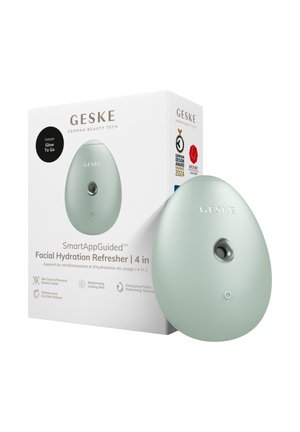 Dispositif ovale d'hydratation du visage vert pâle avec un seul bouton, montré à côté de son emballage blanc étiqueté "GESKE SmartAppGuided Facial Hydration Refresher 4 en 1."
