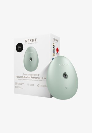 Ovaal, lichtgroen gezichtshydratatieapparaat met één knop, getoond naast de witte verpakking met het label "GESKE SmartAppGuided Facial Hydration Refresher 4 in 1."